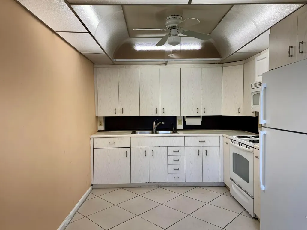 4053 Hythe C Boca Raton FL 33434