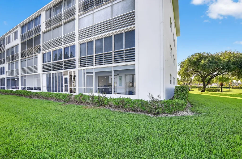 1090 Guildford E Boca Raton FL 33434
