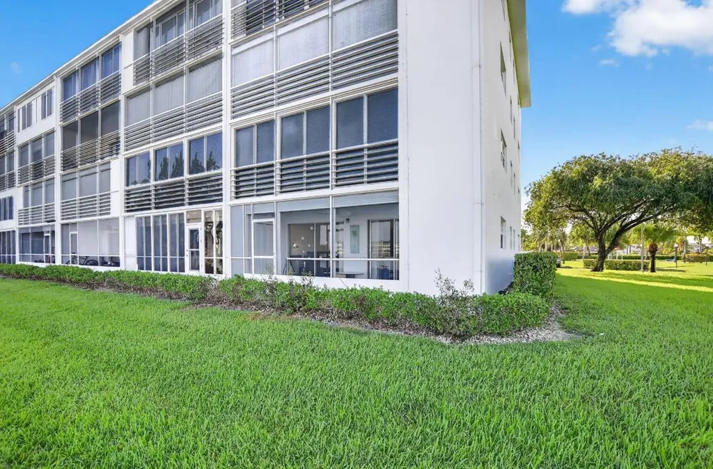 1090 Guildford E Boca Raton FL 33434