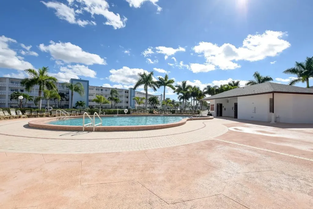 1090 Guildford E Boca Raton FL 33434