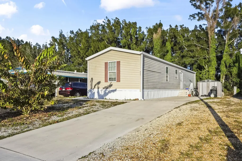 8333 SE Sandy Lane Hobe Sound FL 33455