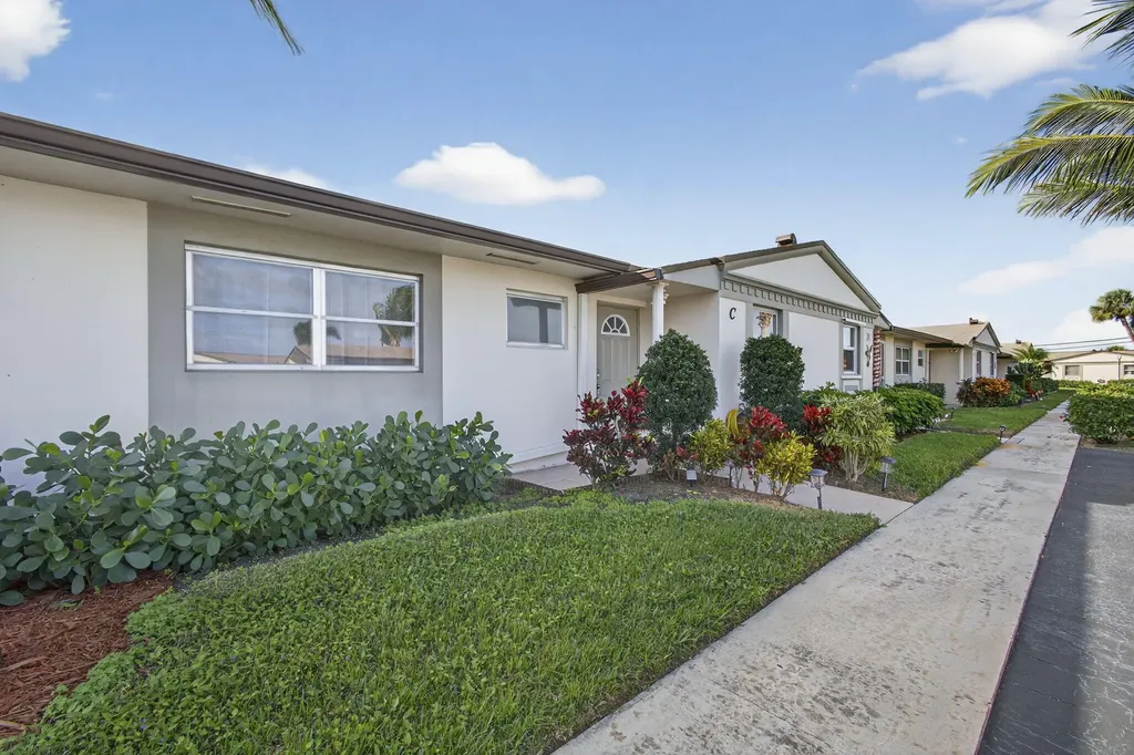 2833 Crosley Drive W West Palm Beach FL 33415