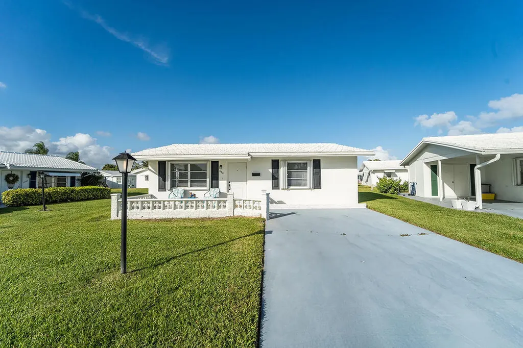 688 SW Lake Court Boynton Beach FL 33426