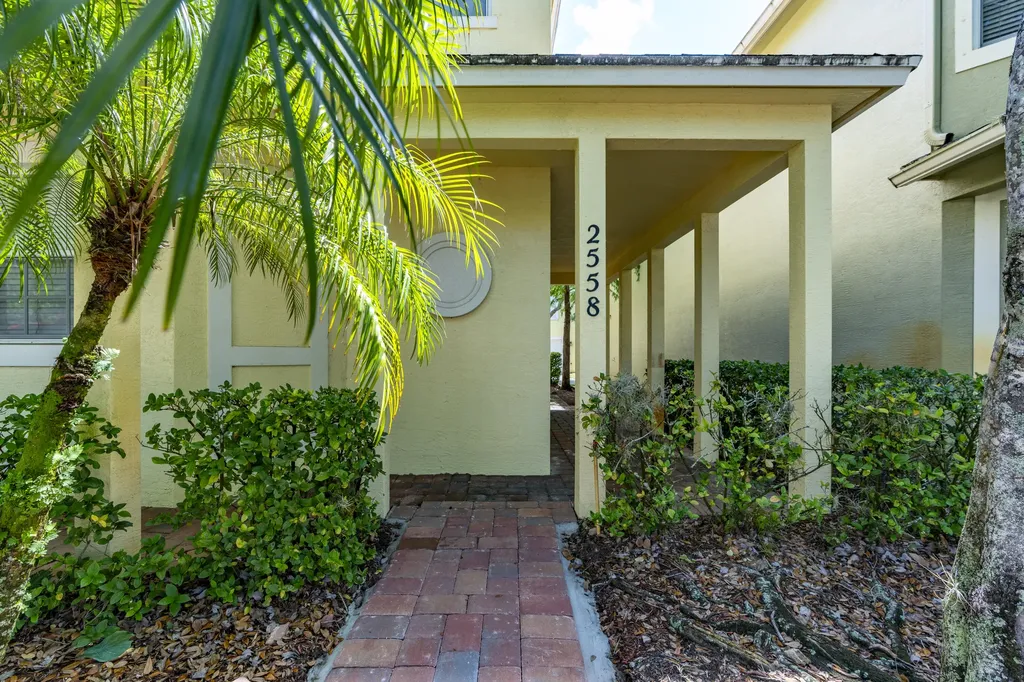 2558 SE Pineland Drive Port St Lucie FL 34952