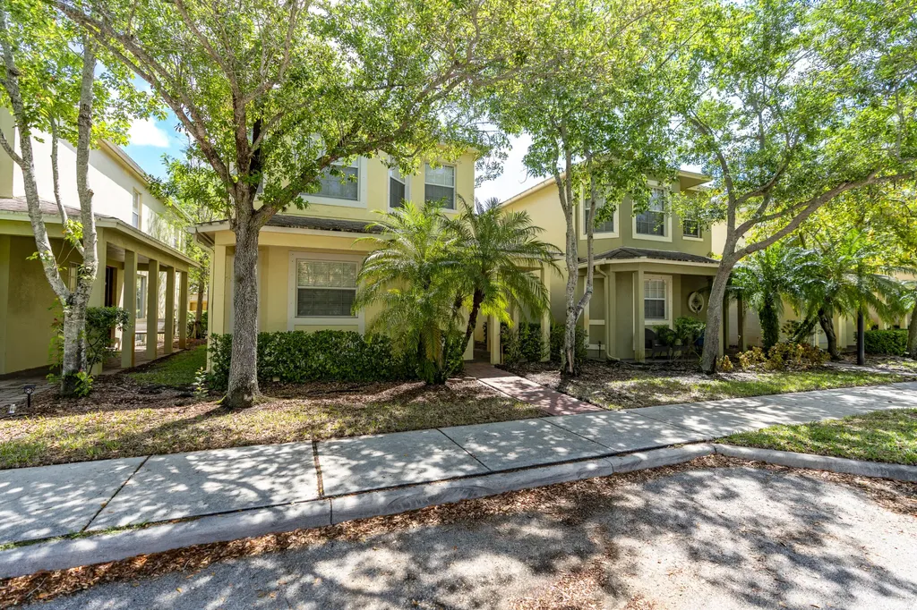 2558 SE Pineland Drive Port St Lucie FL 34952