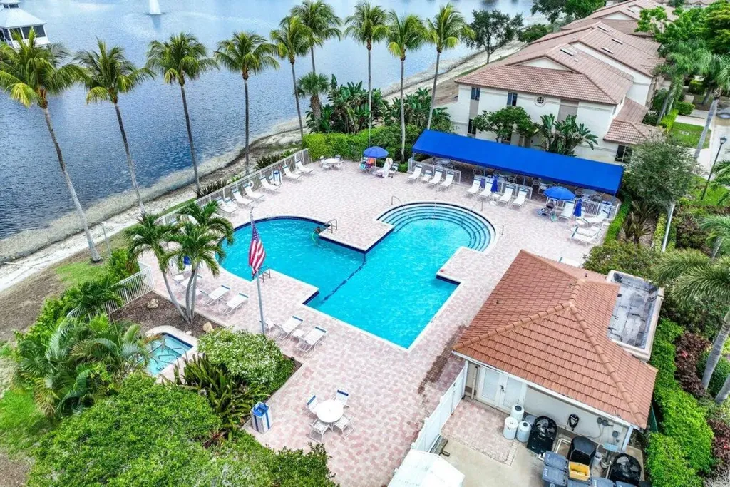 6684 Via Regina Boca Raton FL 33433