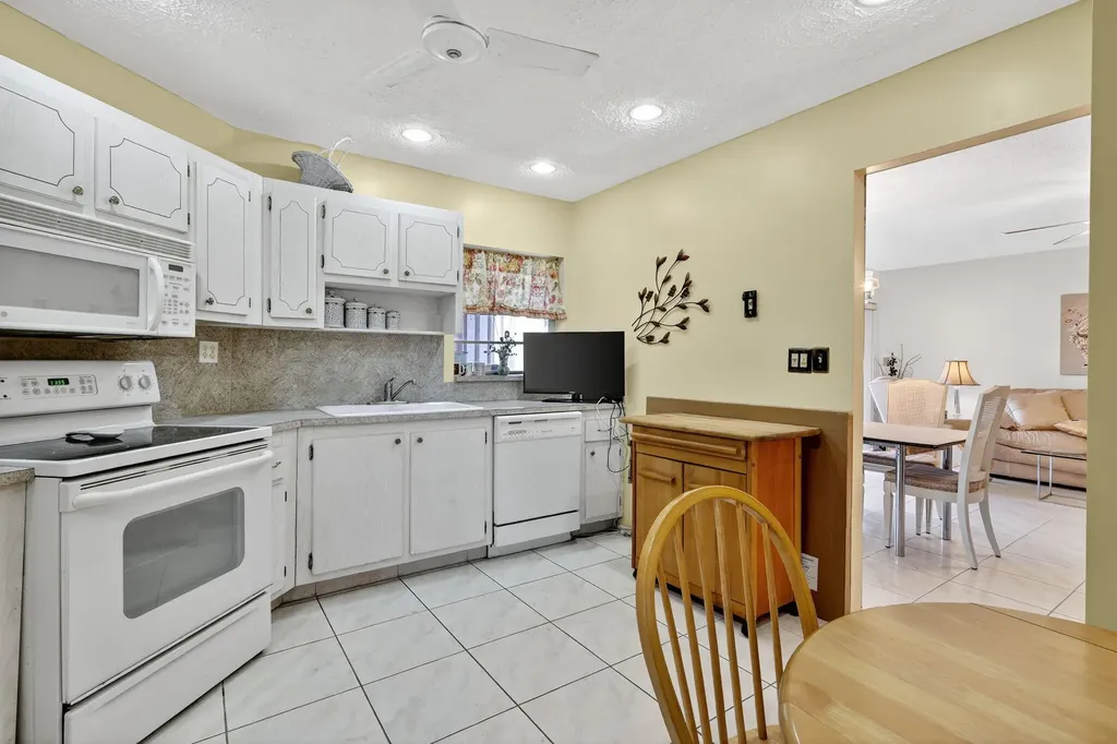 6 Greenway Village N Royal Palm Beach FL 33411