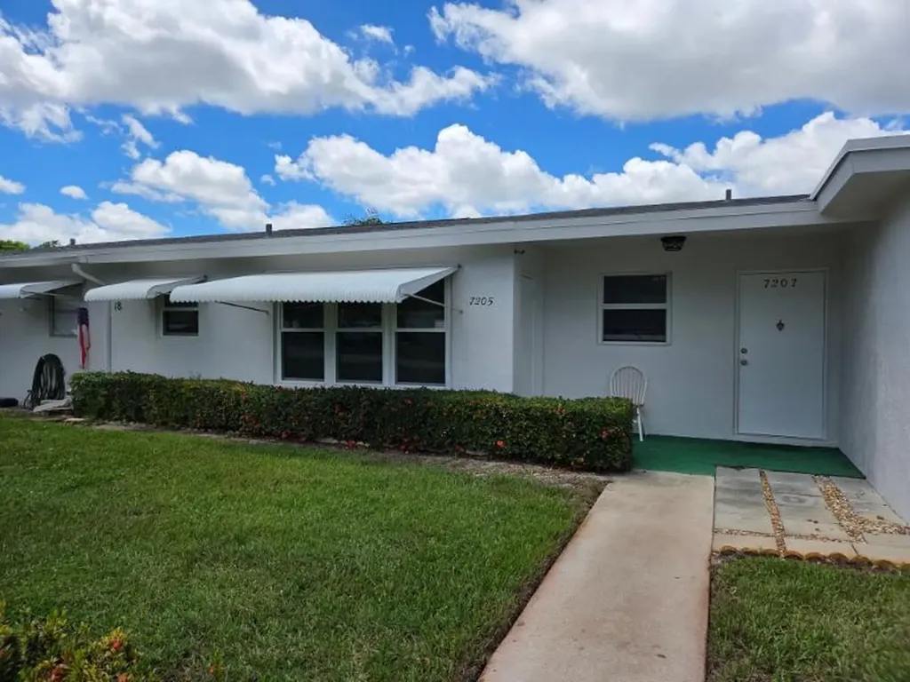7205 W Oakridge Circle Lake Worth FL 33462
