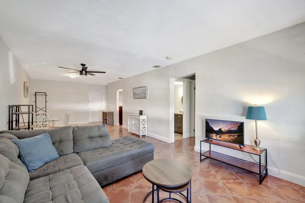 2400 NE 33rd Avenue Fort Lauderdale FL 33305