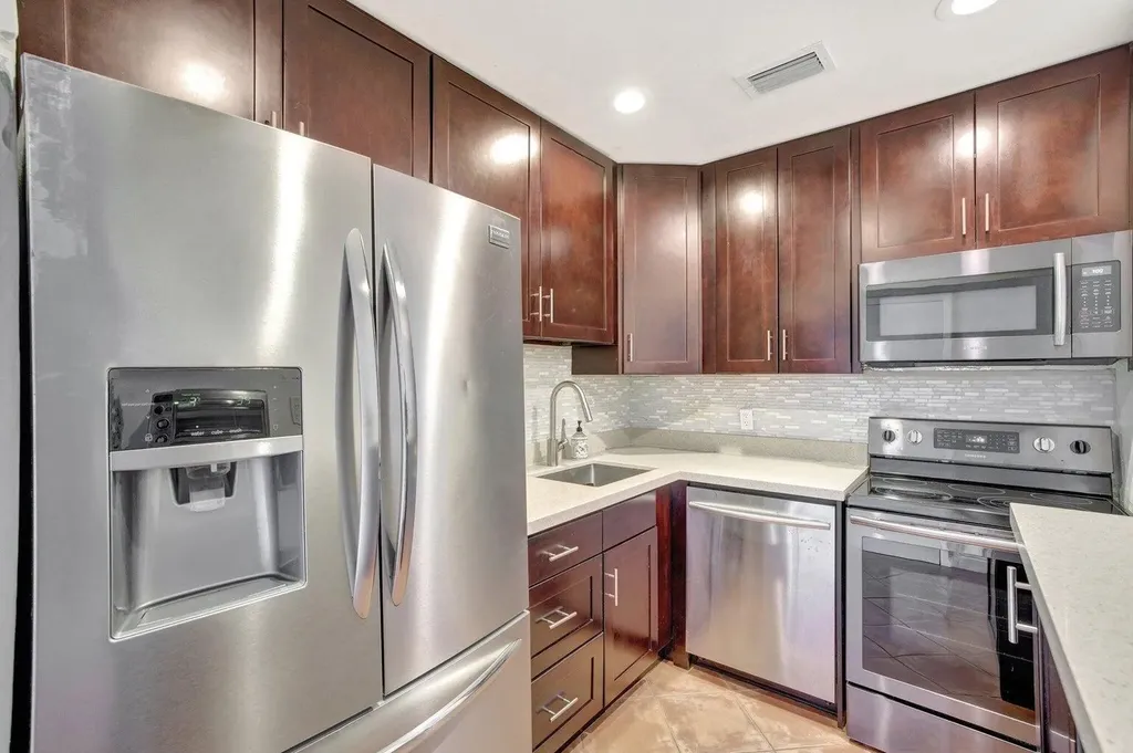 2400 NE 33rd Avenue Fort Lauderdale FL 33305