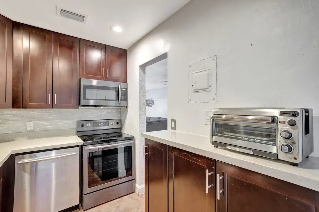 2400 NE 33rd Avenue Fort Lauderdale FL 33305