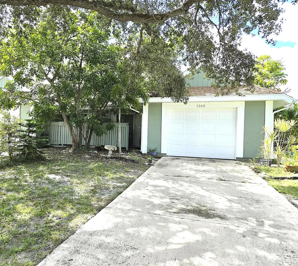 1365 SE Rivergreen Circle Port St Lucie FL 34952