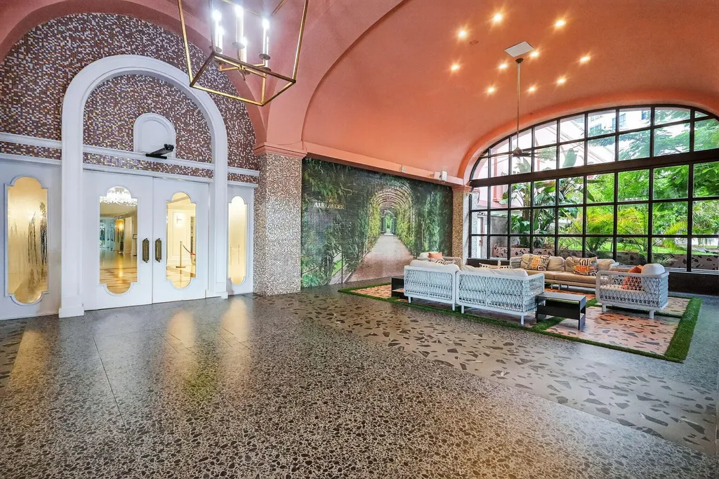5225 Collins Avenue Miami Beach FL 33140