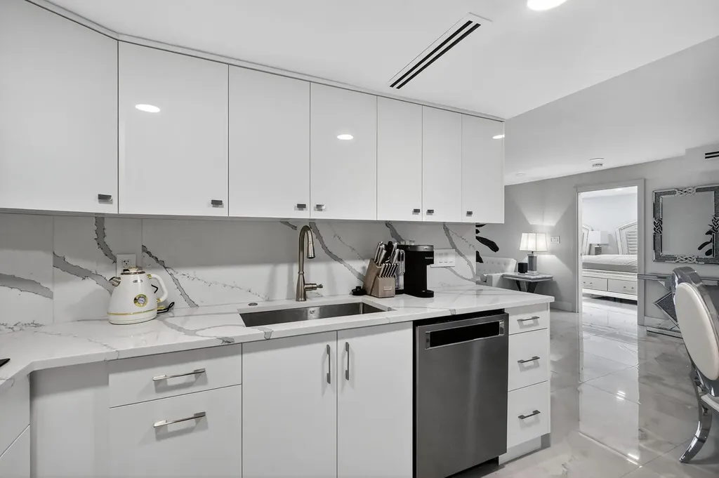 5225 Collins Avenue Miami Beach FL 33140