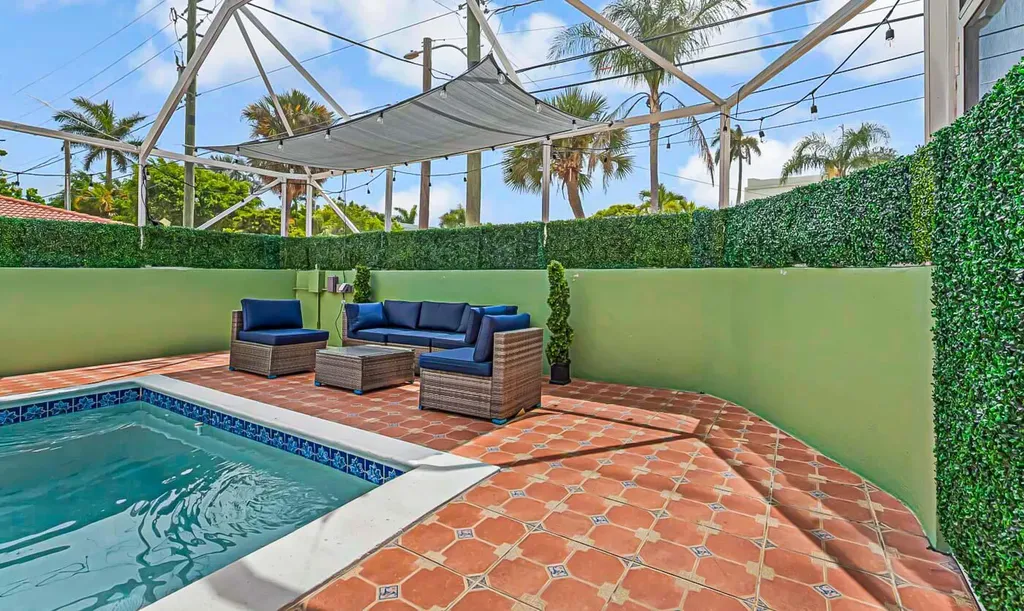 532 N Palmway Lake Worth Beach FL 33460