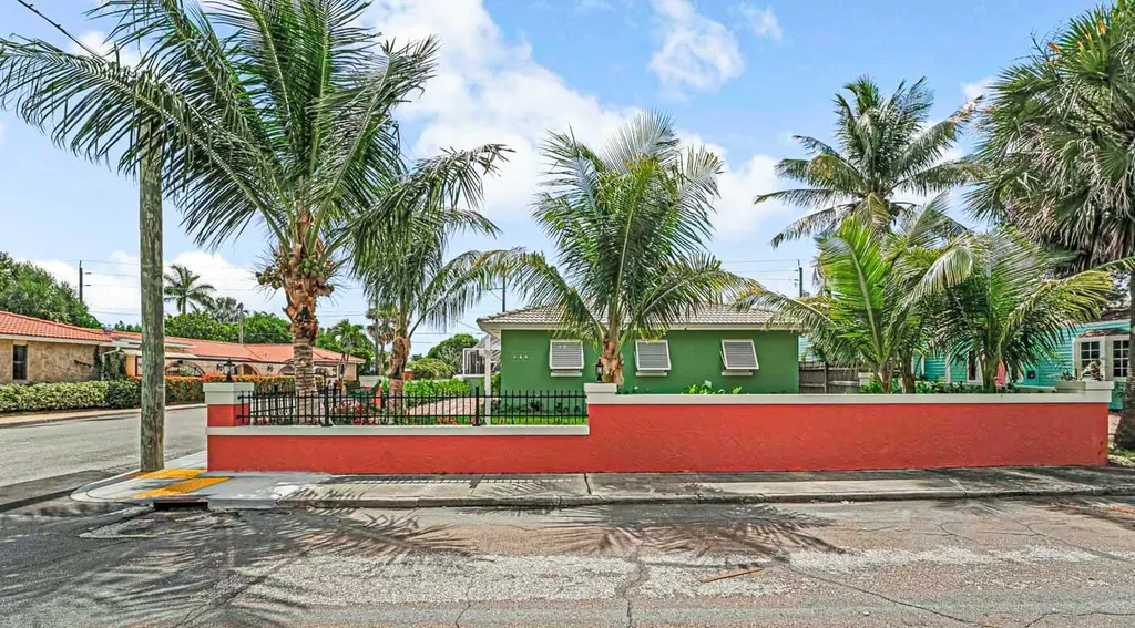 532 N Palmway Lake Worth Beach FL 33460