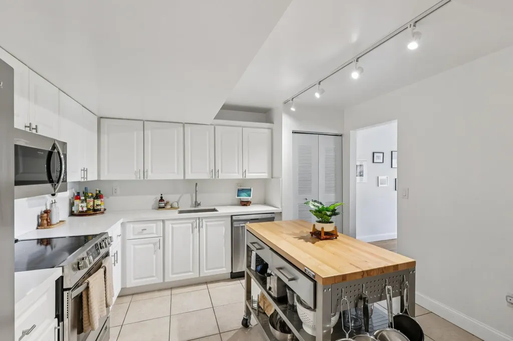721 N Pine Island Plantation FL 33324