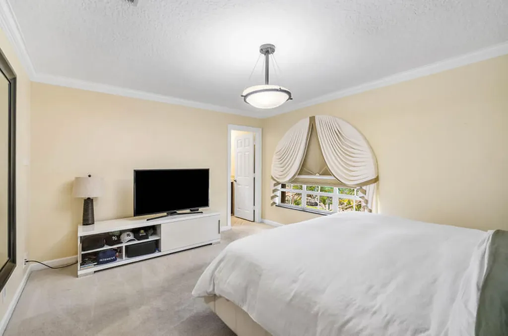 12 Martinique Cove Palm Beach Gardens FL 33418