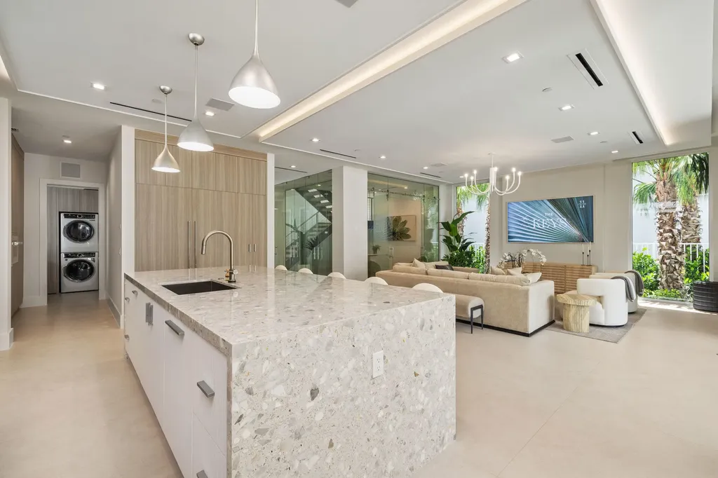 812 Palm Trail Delray Beach FL 33483