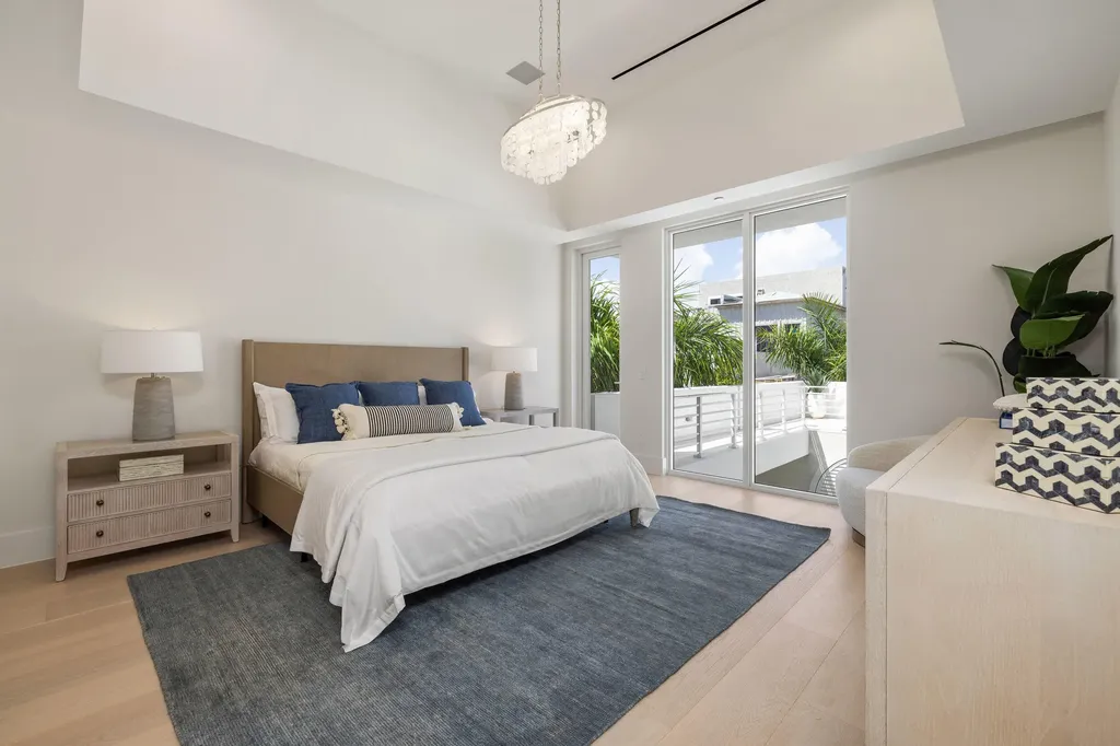 812 Palm Trail Delray Beach FL 33483