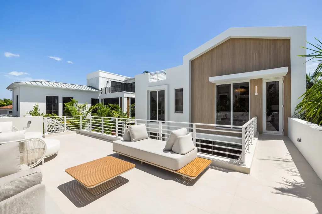 812 Palm Trail Delray Beach FL 33483