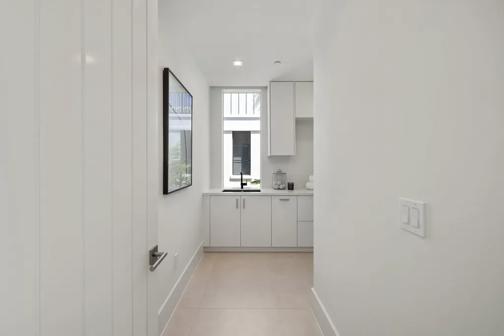 812 Palm Trail Delray Beach FL 33483
