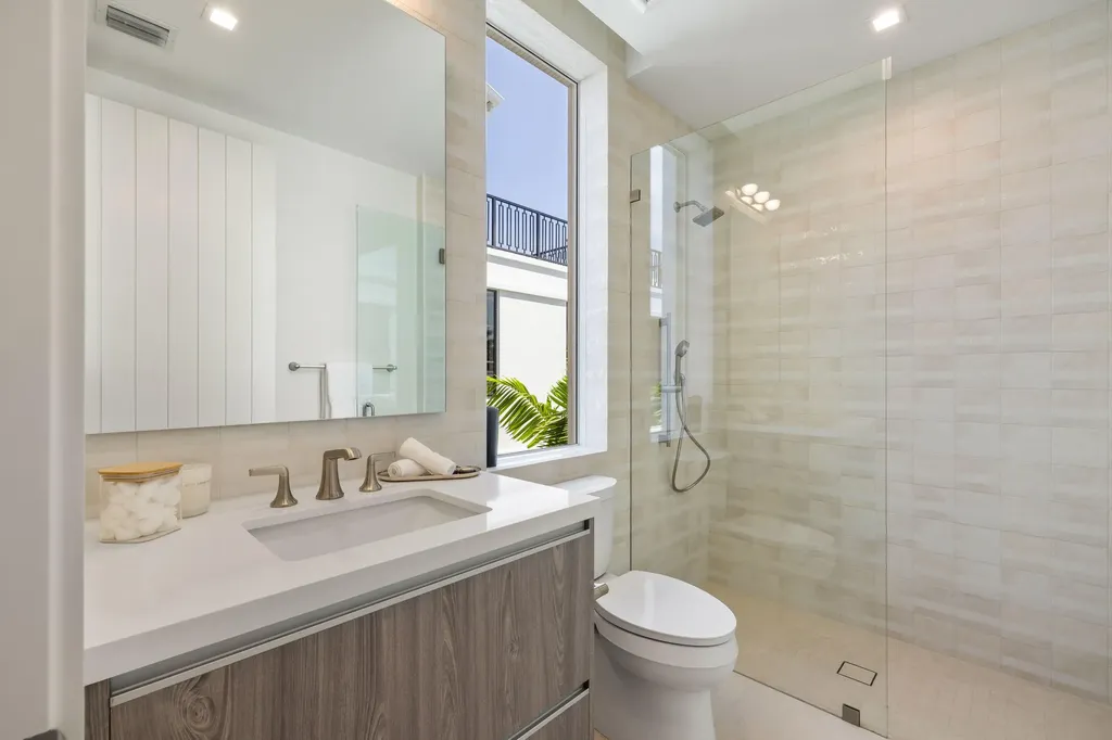 812 Palm Trail Delray Beach FL 33483