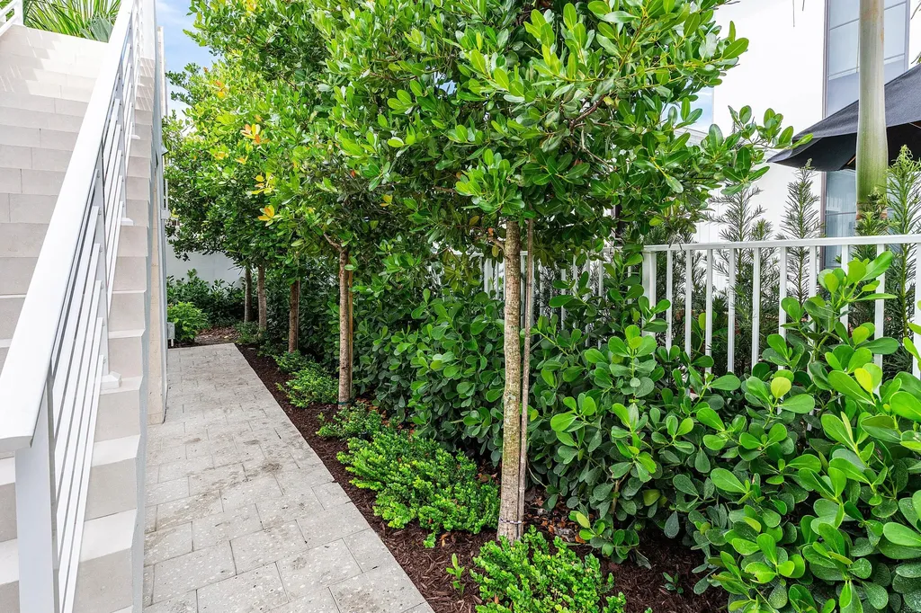 812 Palm Trail Delray Beach FL 33483
