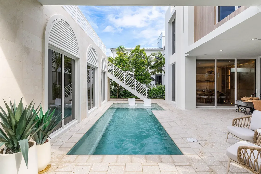 812 Palm Trail Delray Beach FL 33483