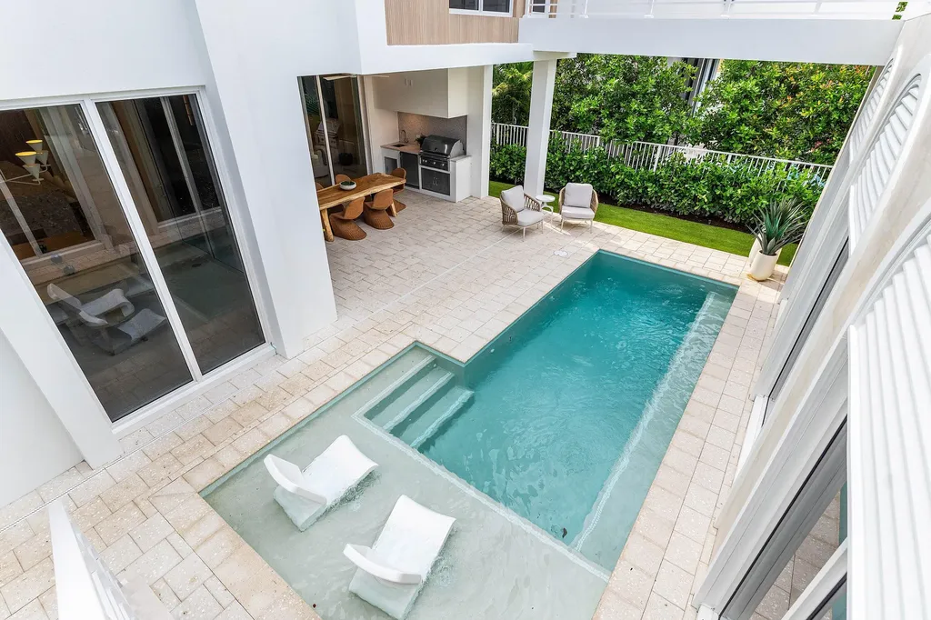 812 Palm Trail Delray Beach FL 33483