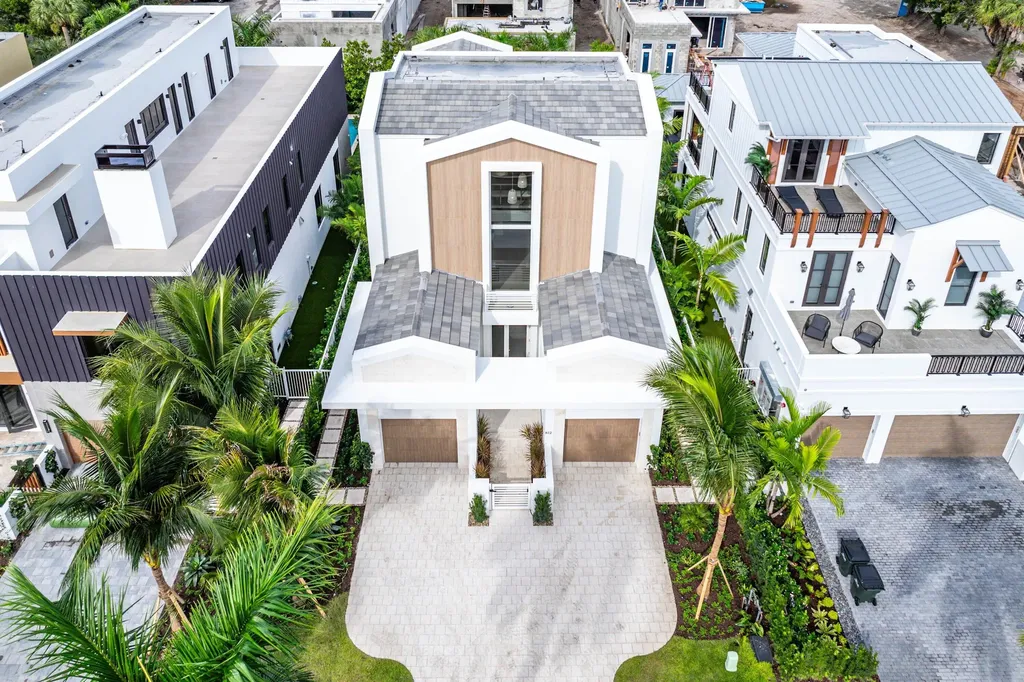 812 Palm Trail Delray Beach FL 33483