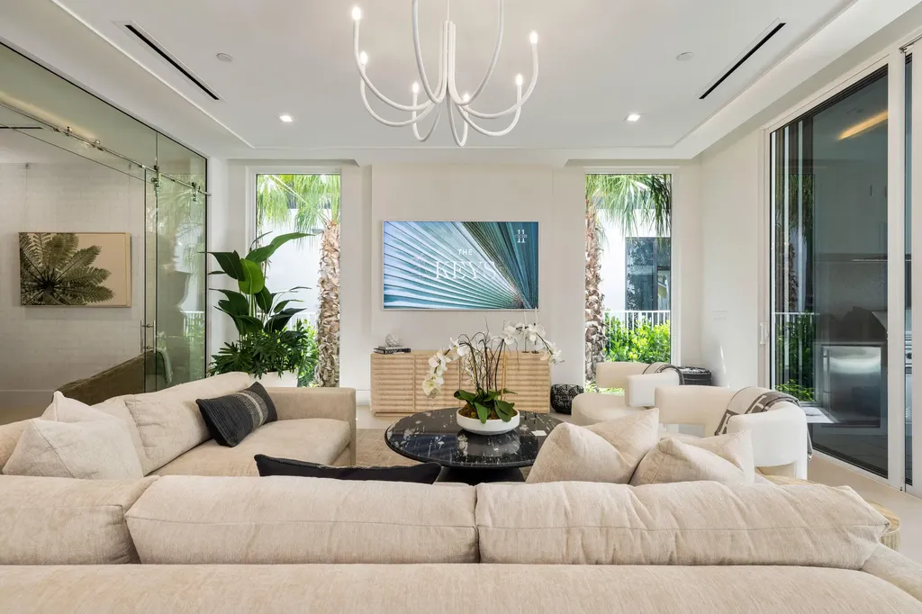 812 Palm Trail Delray Beach FL 33483