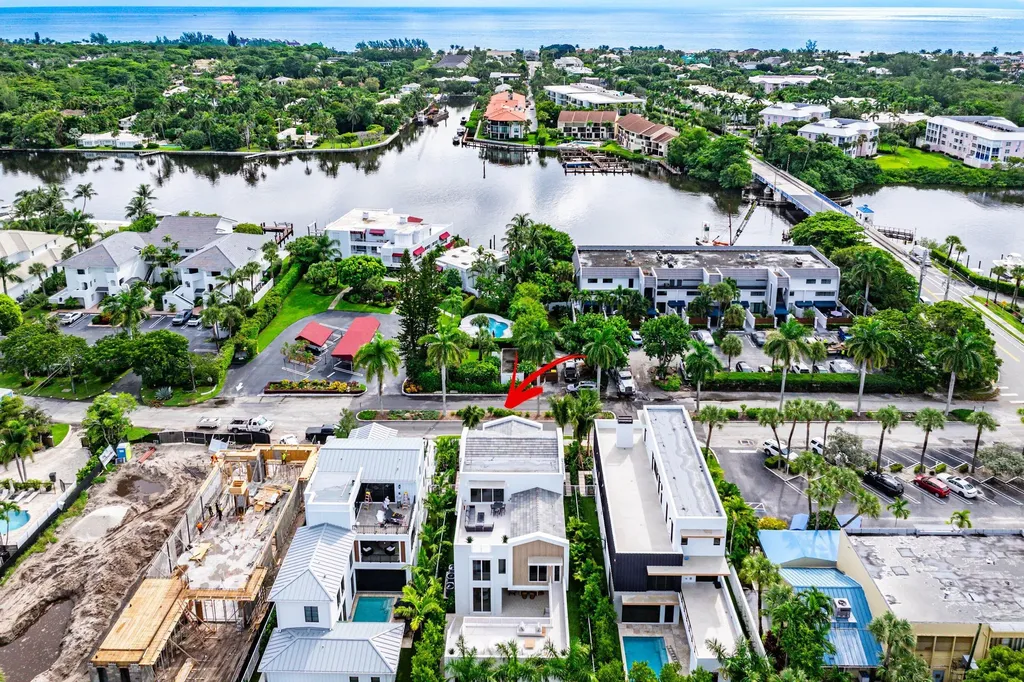 812 Palm Trail Delray Beach FL 33483