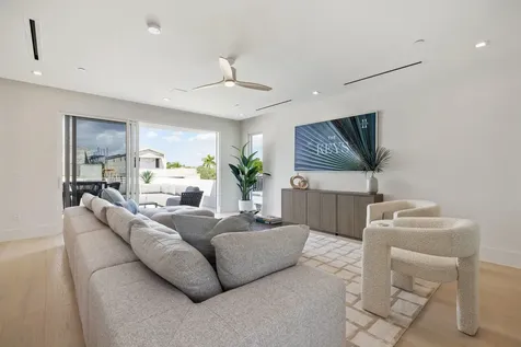812 Palm Trail Delray Beach FL 33483