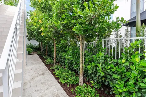 812 Palm Trail Delray Beach FL 33483