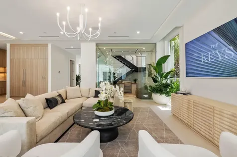 812 Palm Trail Delray Beach FL 33483