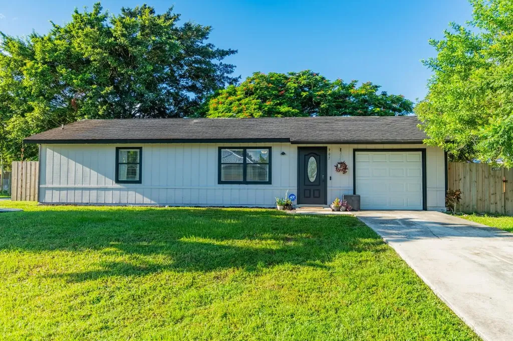 902 SW Nichols Terrace Port St Lucie FL 34953