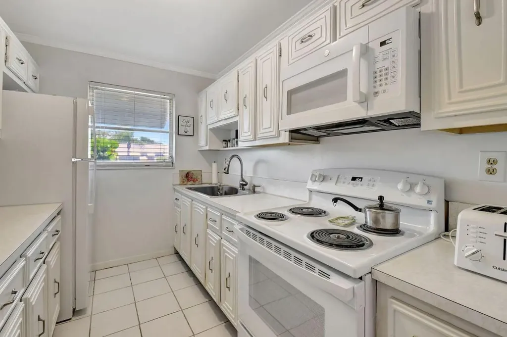 170 High Point Terrace E Delray Beach FL 33445