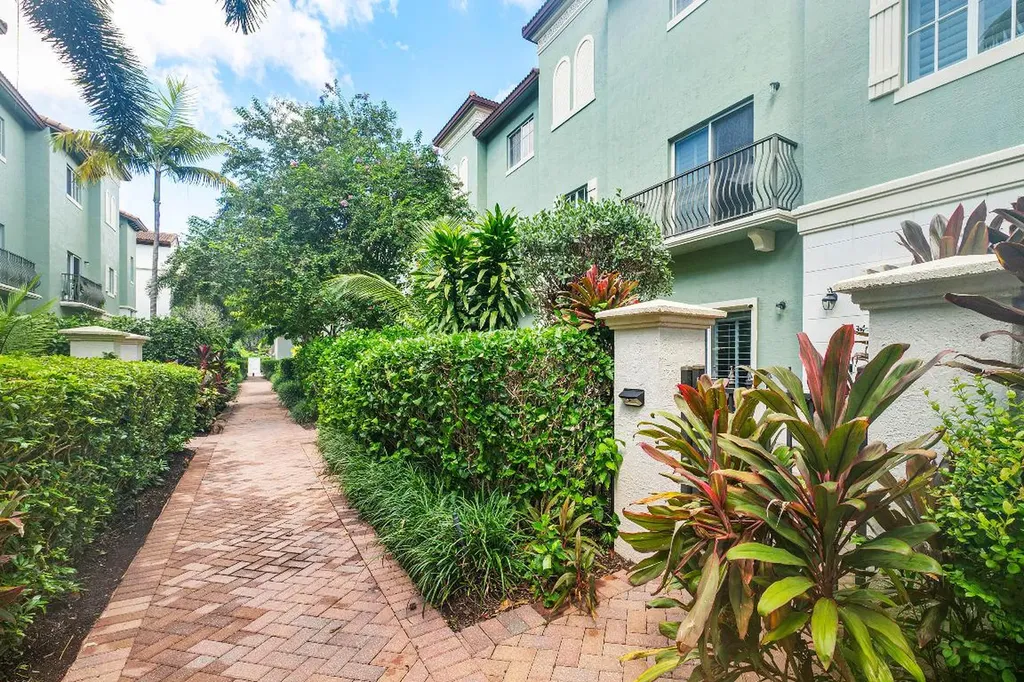 34 NW 7th Street Boca Raton FL 33432