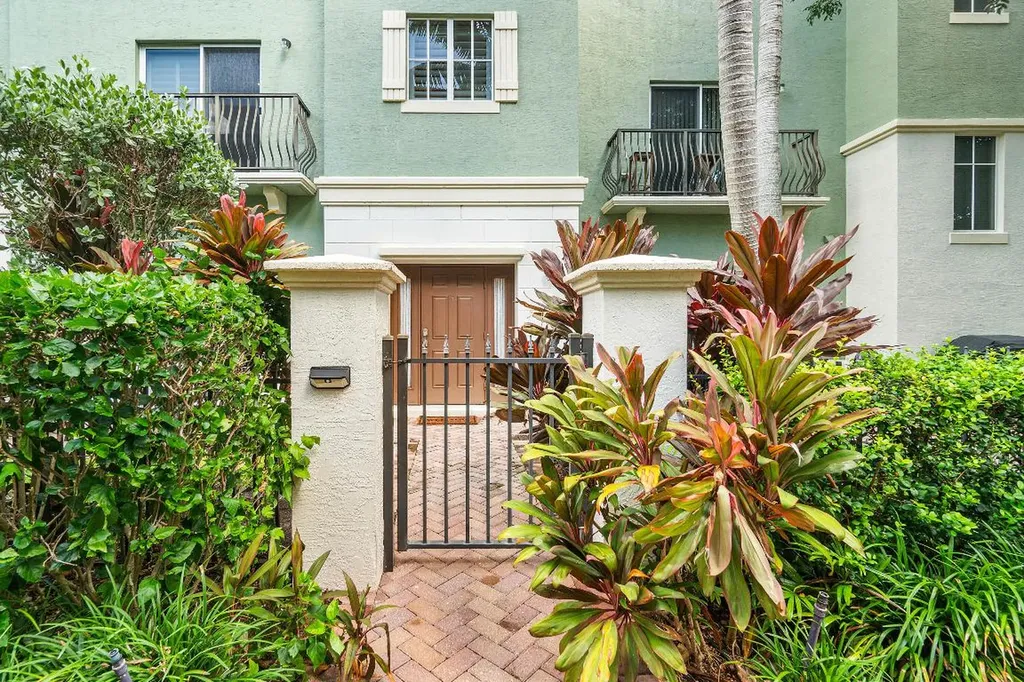 34 NW 7th Street Boca Raton FL 33432