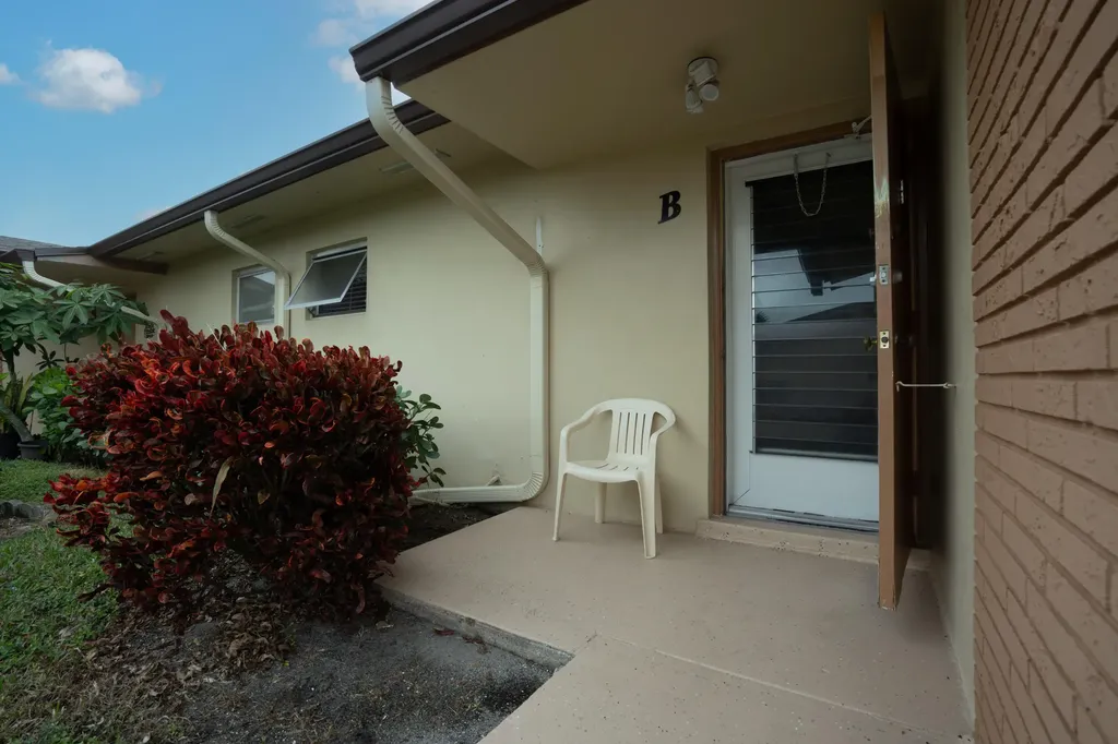 2822 Crosley Drive W West Palm Beach FL 33415