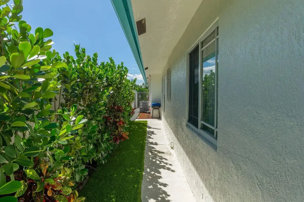 951 Green Street West Palm Beach FL 33405