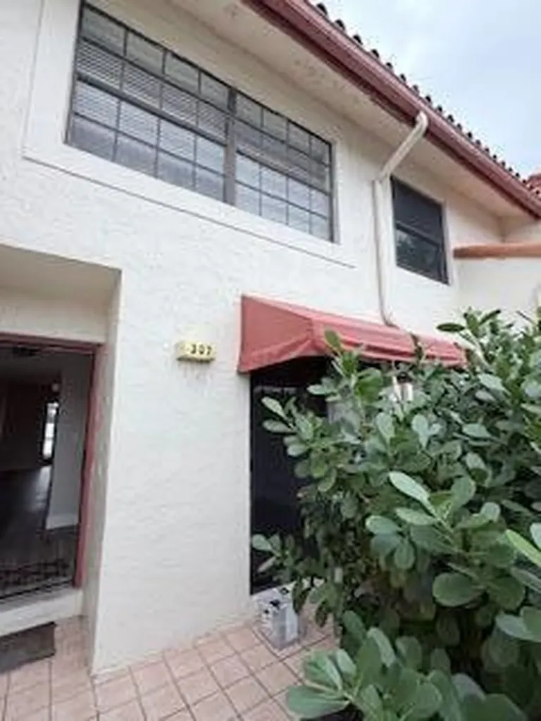 307 Liberty Court Deerfield Beach FL 33442