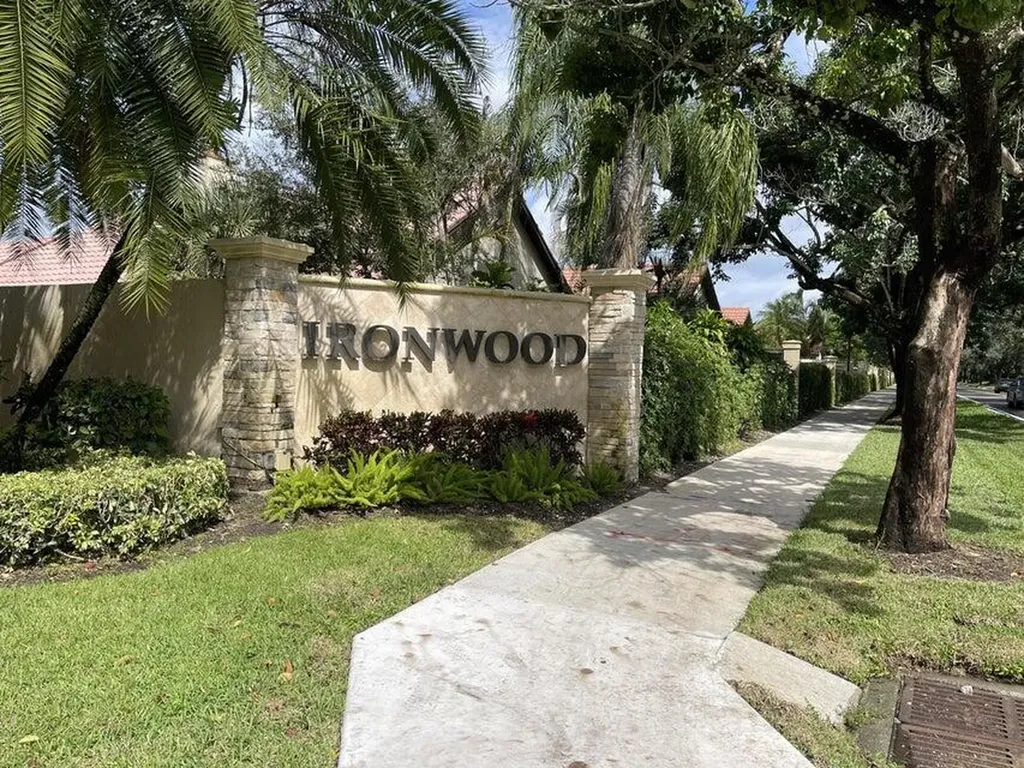 36 Ironwood Way N Palm Beach Gardens FL 33418