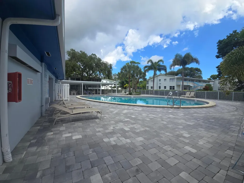 2010 Westbury F Deerfield Beach FL 33442
