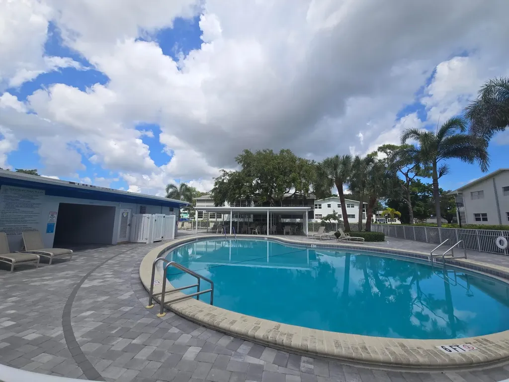 2010 Westbury F Deerfield Beach FL 33442