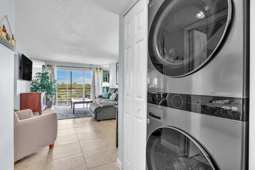 3959 Via Poinciana Lake Worth FL 33467