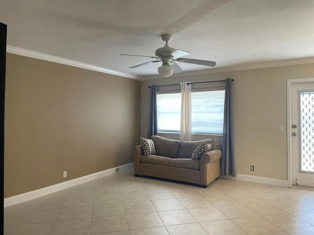 564 Brittany L Delray Beach FL 33446