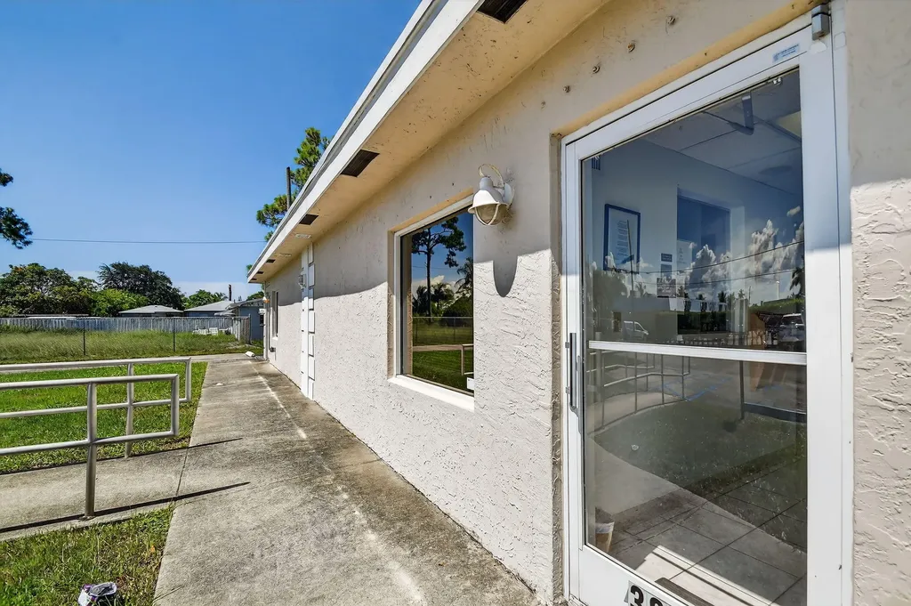 3865 10th Avenue N Palm Springs FL 33461