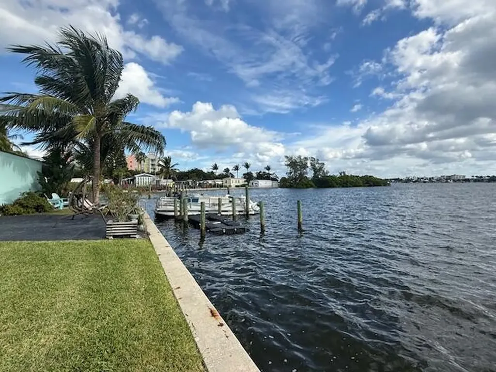 219 Lakeview 102 Avenue Lantana FL 33462